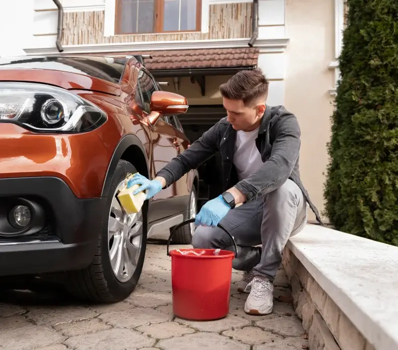 Lavage auto à domicile Cambronne-lès-Ribécourt : professionnel intervenant sur un véhicule